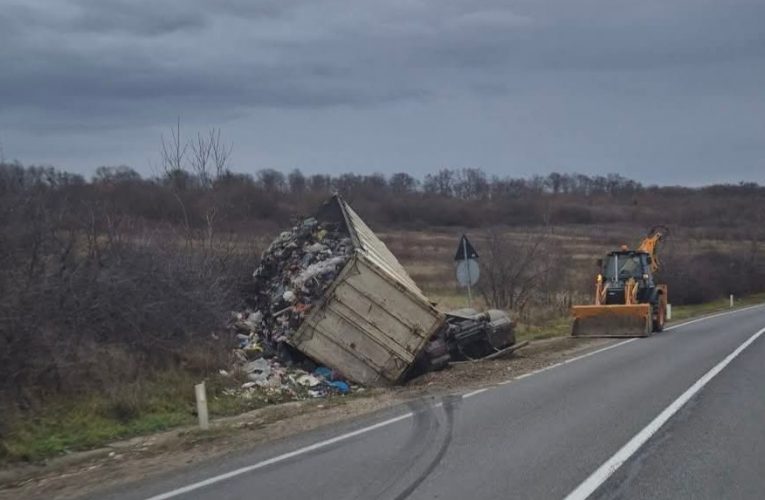Autoutilitară cu gunoi s-a răsturnat pe dealul Vârșolțului
