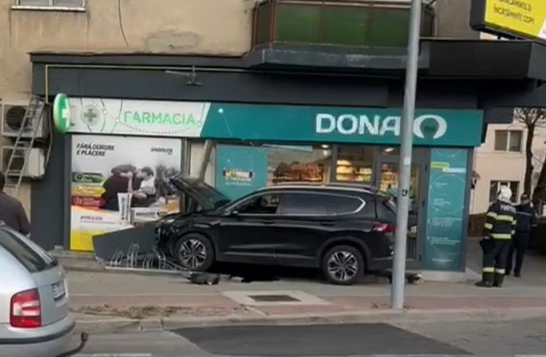 Un autoturism a intrat în farmacia Dona