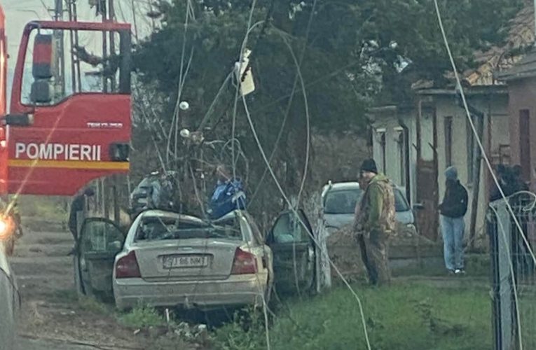 Un Volvo a intrat într-un stâlp de electricitate la Zăuan