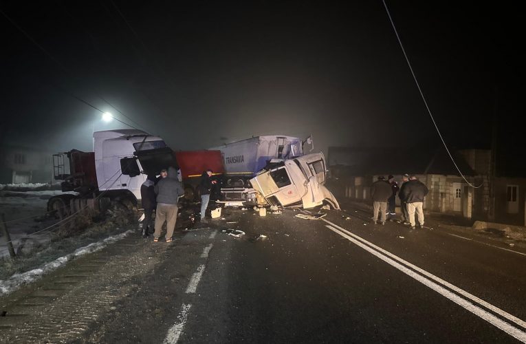 Accident între doua camioane! Drumul spre Cluj este blocat
