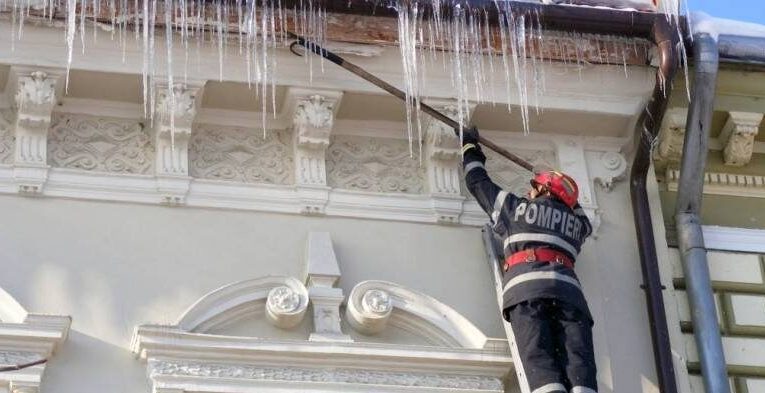 Țurțuri de gheață îndepărtați de pompieri la Zalău