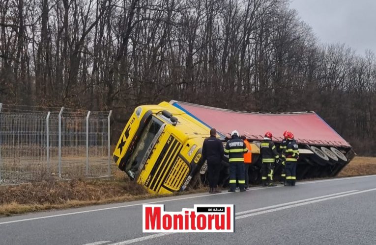 Camion răsturnat în șanț pe centura Zalău
