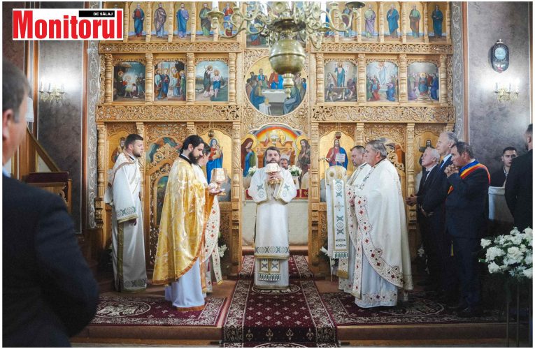 Episcopul Benedict în mijlocul credincioșilor din localitatea Vârșolț