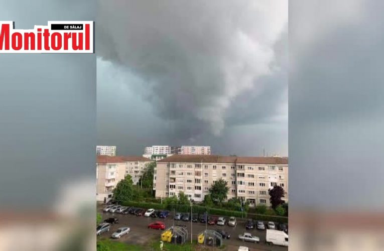 Furtuna a făcut prăpăd în Zalău! Acoperiș luat de vânt și mai mulți copaci puși la pământ.