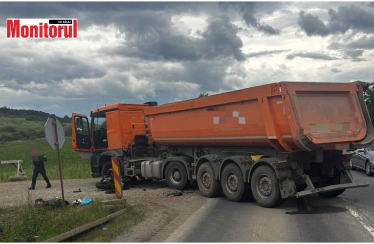 Un motociclist a intrat sub un camion între localitățile Sâncraiu Almașului și Sutor