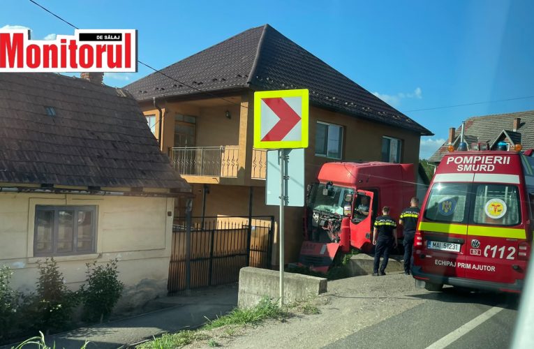 Accident grav în Șimleu! Un camion a intrat într-o casă