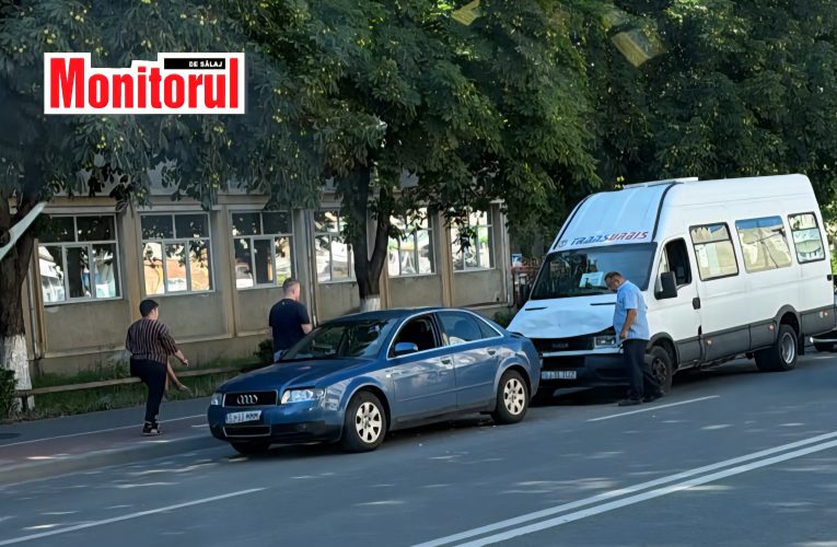 Accident rutier pe Bulevard! Un microbuz Transurbis implicat