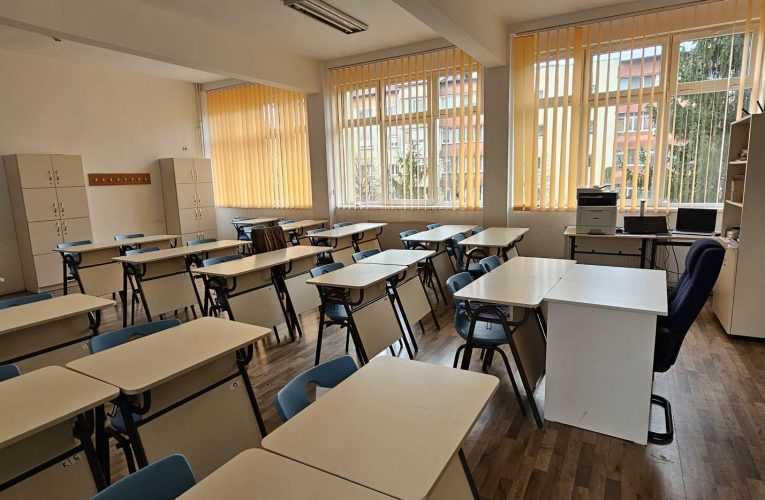 Dotări cu mobilier, materiale didactice și echipamente digitale pentru toate unitățile de învățământ din municipiu și pentru trei secții din cadrul Clubului Sportiv Școlar