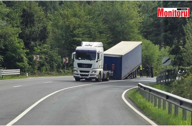 Un camion a rămas fără remorcă la urcarea pe Meseș