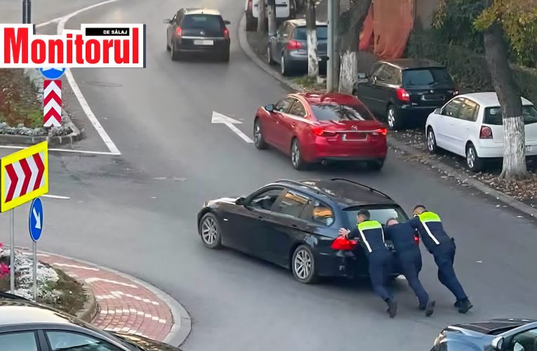 Trei polițiști au ajutat un șofer blocat în trafic